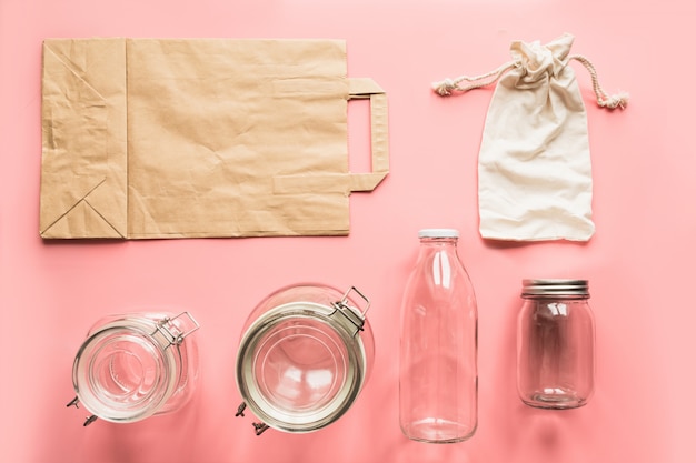 Ensemble de pots et de sacs en papier pour un stockage zéro déchet et des achats.