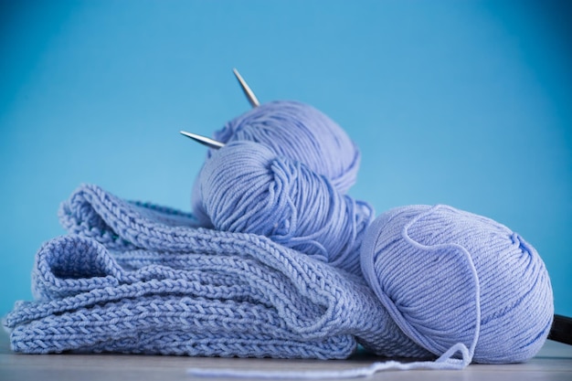 Ensemble pour le tricot à la main d'aiguilles à tricoter en fil bleu