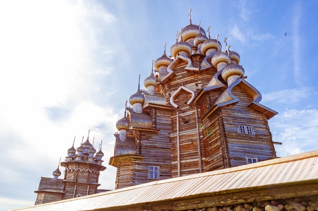 L'ensemble principal du musée en plein air de Kiji. Monuments d'architecture en bois : églises et clocher. Île de Kizhi, Carélie, Russie. Des détails.