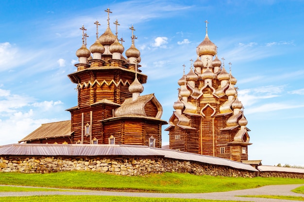 L'ensemble principal du musée en plein air de Kiji. Monuments d'architecture en bois : églises et clocher. Île de Kizhi, Carélie, Russie.