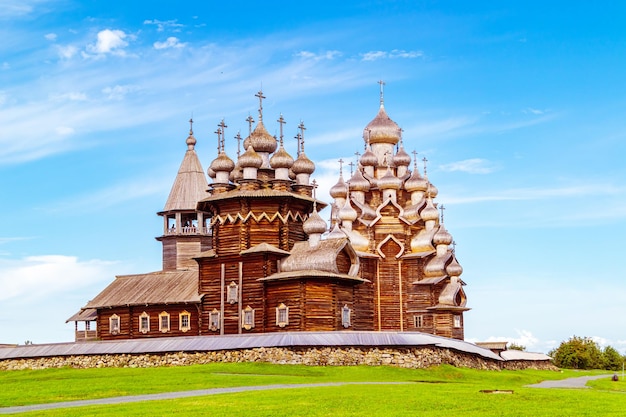 L'ensemble principal du musée en plein air de Kiji Monuments d'églises à l'architecture en bois et un clocher de l'île de Kiji Carélie Russie
