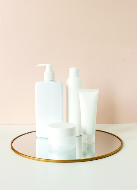 Ensemble de produits de beauté pour les soins de la peau ou des cheveux Prendre soin du corps et de la peau produits cosmétiques de qualité tubes blancs image de marque maquette vue de dessus sur fond de couleur