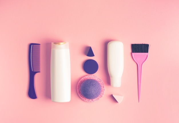 Un ensemble de produits cosmétiques et d&#39;articles pour le soin du corps et des cheveux