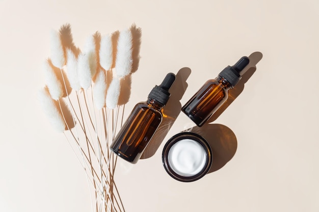 Ensemble de produits cosmétiques Eco Flacon compte-gouttes de sérum pour le visage et pot de crème dans un emballage en verre Zéro déchet Sans plastique Concept de mode de vie durable