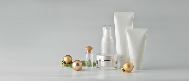 Ensemble de produits cosmétiques sur fond blanc. Collection de maquette de paquet cosmétique