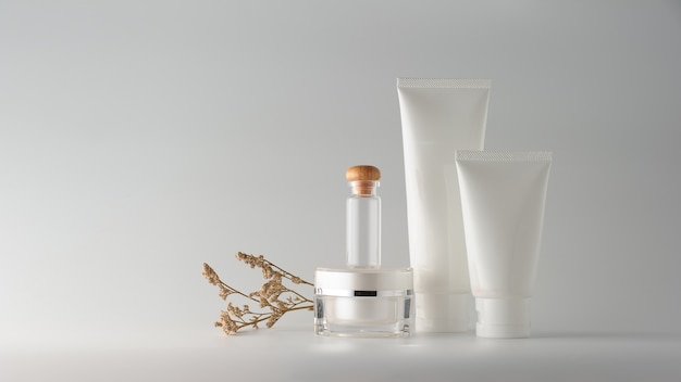 Ensemble de produits cosmétiques sur fond blanc. Etiquette vierge cosmétique pour la maquette de la marque.