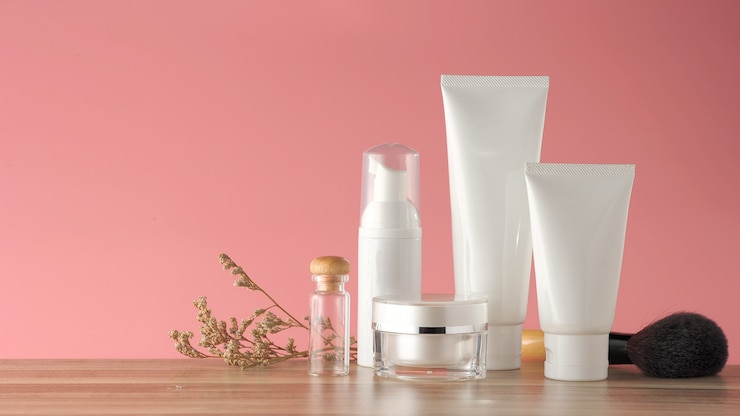 Photo ensemble de produits cosmétiques sur un fond de couleur.