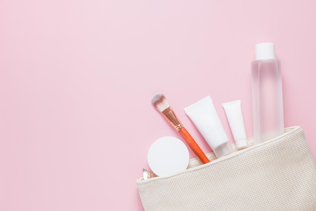 Photo ensemble de produits cosmétiques pour les soins du visage de couleur blanche sur fond rose toner pour masque facial crème