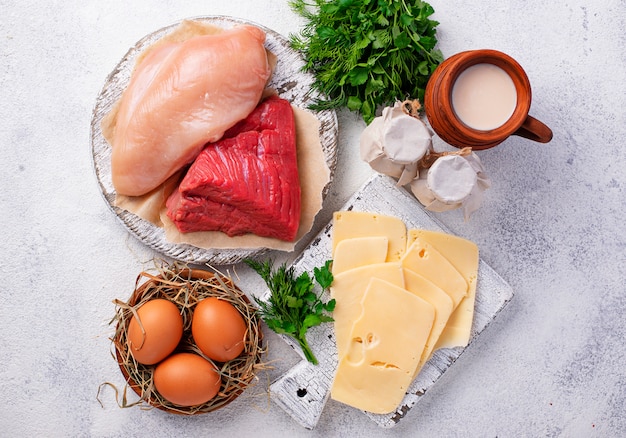 Ensemble de produits de la ferme. Viande, oeufs et lait