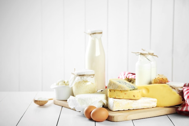 Photo ensemble de produits laitiers frais sur table en bois blanc