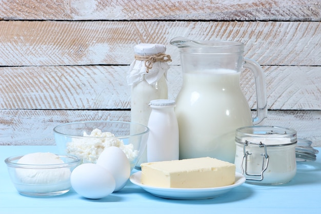 Photo ensemble de produits laitiers sur la table