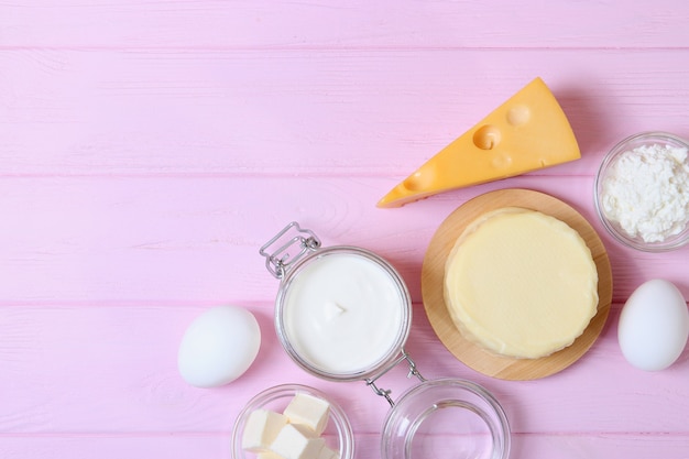 Ensemble de produits laitiers sur la vue de dessus de table