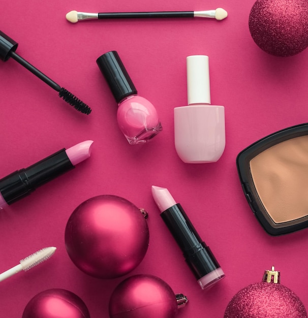 Ensemble de produits de maquillage et cosmétiques pour la promotion de la vente de Noël de la marque de beauté fond plat rose de luxe comme conception de vacances