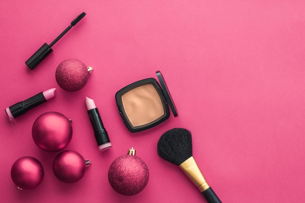 Ensemble de produits de maquillage et cosmétiques pour la promotion de la vente de Noël de la marque de beauté fond plat rose de luxe comme conception de vacances