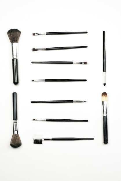 Ensemble de produits de maquillage et outils. Ensemble de pinceaux de maquillage de différentes tailles sur blanc