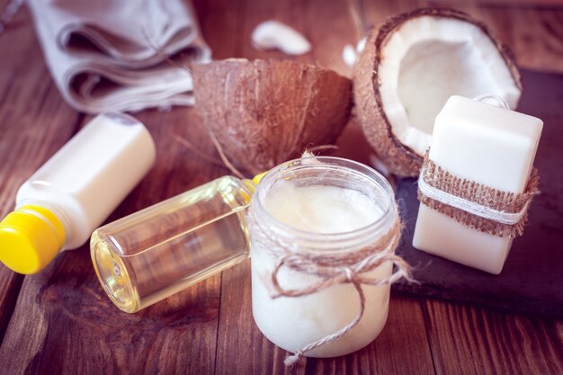 Photo ensemble de produits à la noix de coco pour le soin des cheveux et du corps