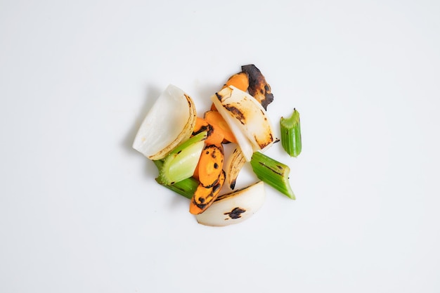 Ensemble de produits pour salade de légumes verts radis champignons et viande sur fond blanc