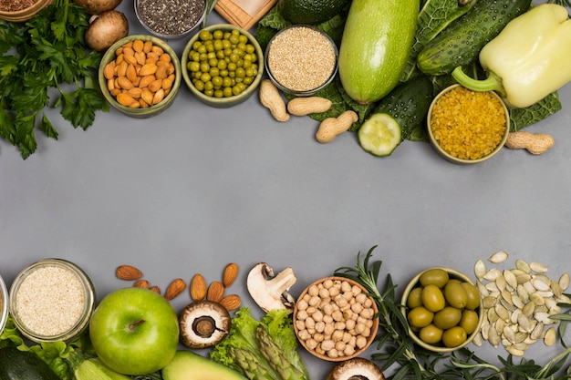 Ensemble de produits végétaux équilibrés pour une alimentation saine.