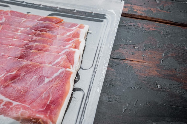 Ensemble de prosciutto crudo, sur une vieille table en bois avec espace de copie pour le texte