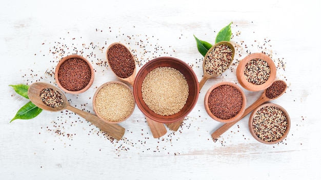 Ensemble de quinoa Sur un fond en bois blanc Vue de dessus Espace de copie gratuit