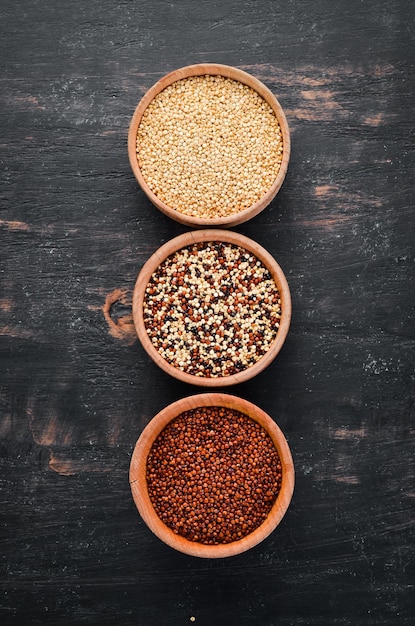 Ensemble de quinoa Quinoa rouge blanc et marron Sur fond noir Vue de dessus Espace de copie gratuit