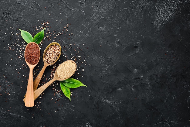 Ensemble de quinoa Quinoa rouge blanc et marron Sur fond noir Vue de dessus Espace de copie gratuit