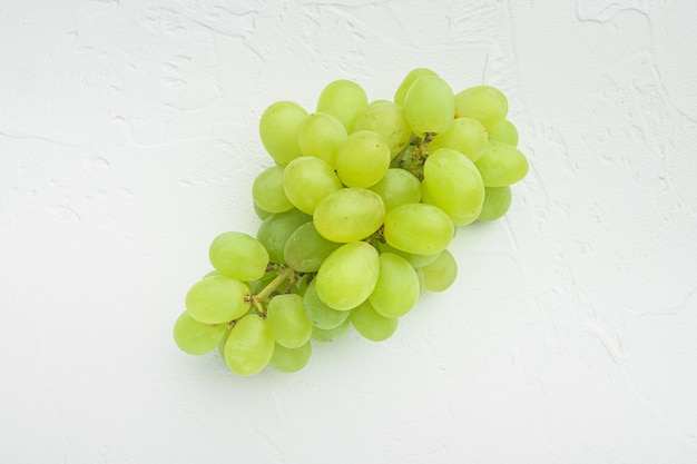 Ensemble de raisins juteux biologiques naturels, fruits verts, sur table en pierre blanche, vue de dessus à plat