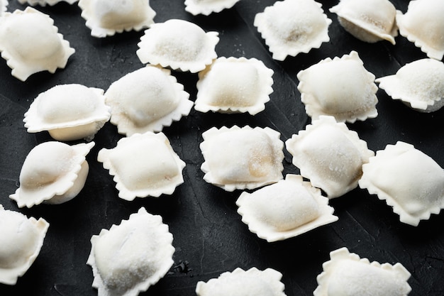 Ensemble de raviolis et tortellinis surgelés, sur fond noir