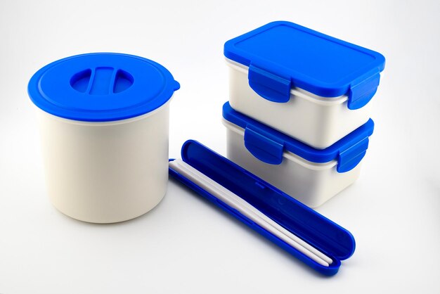 ensemble de récipients en plastique blanc et de thermos alimentaire avec couvercle bleu pour le déjeuner