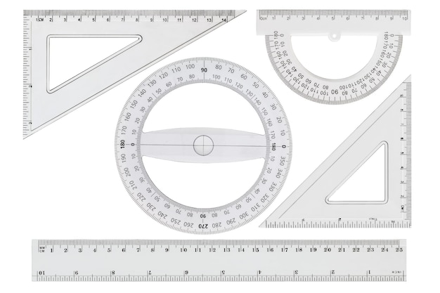 Photo ensemble de règles transparentes blanches isolées sur fond blanc
