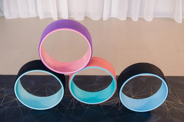 Un ensemble de roues de yoga posées sur le tapis Fitness Equipment Pilates Ring for Balance and Flexibility Training