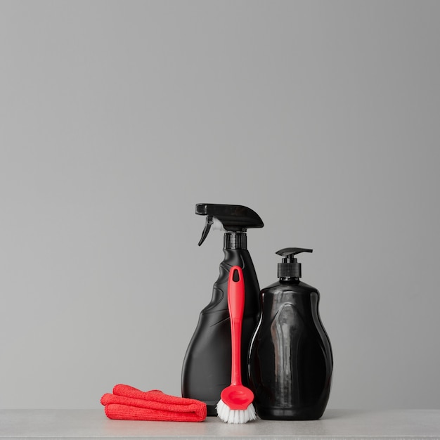 Ensemble rouge et noir d&#39;outils et d&#39;outils pour nettoyer la cuisine.