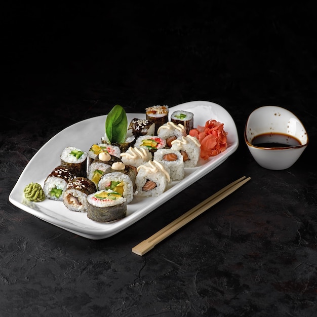 Ensemble de rouleaux classiques - maki à l'anguille, saumon, concombre et rouleau de légumes Futo Maki