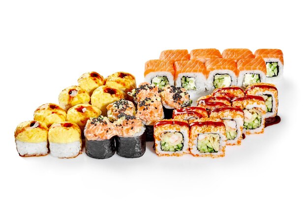 Ensemble de rouleaux de fromage au four maki avec tartare de saumon uramaki et philadelphie