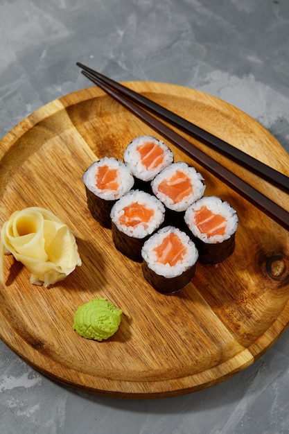 Ensemble de rouleaux de sushi au thon sur fond de bureau noir