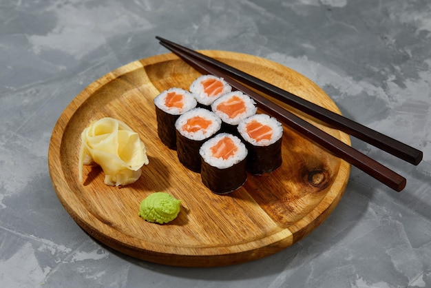 Ensemble de rouleaux de sushi au thon sur fond de bureau noir