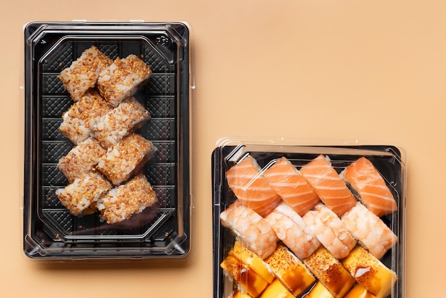 Ensemble de rouleaux de sushi dans des emballages en plastique sur une vue de dessus de fond clair