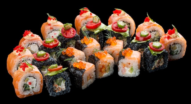 Ensemble de rouleaux de sushi sur fond noir