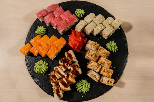 Ensemble de rouleaux de sushi frais fruits de mer japonais