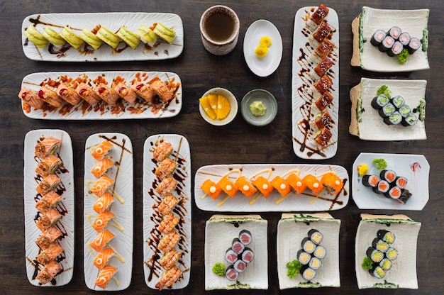 Ensemble de rouleaux de sushi maki japonais avec fruits de mer et légumes