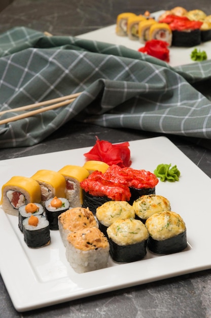 Ensemble de rouleaux de sushi sur une plaque blanche dans un café