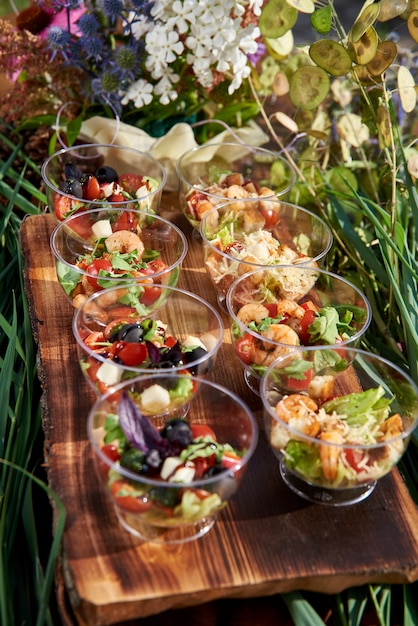 Ensemble de salades variées, salade de légumes, de poisson et de viande, concept de saine alimentation