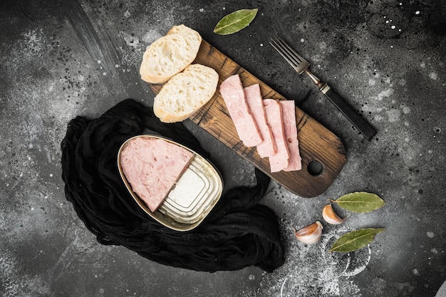 Ensemble de sandwichs au jambon en conserve, sur fond de table en pierre noire noire, vue de dessus à plat