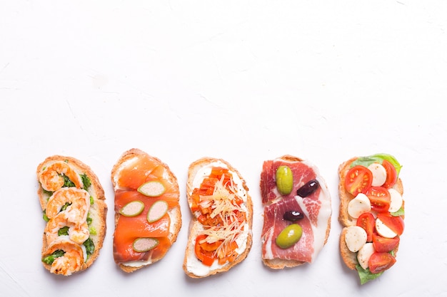 Photo ensemble de sandwichs colorés préparés avec différents ingrédients tels que du poisson, des légumes et de la viande