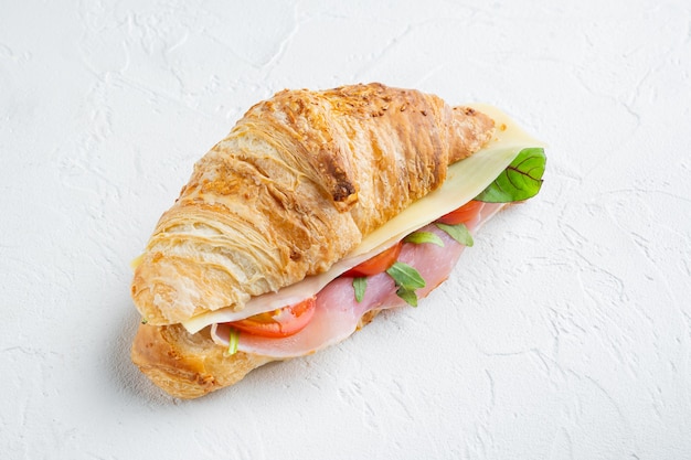 Ensemble de sandwichs croissant, sur fond de pierre blanche, avec espace de copie pour le texte