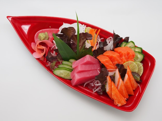 Un ensemble de sashimi à base de poisson cru dans le style japonais.