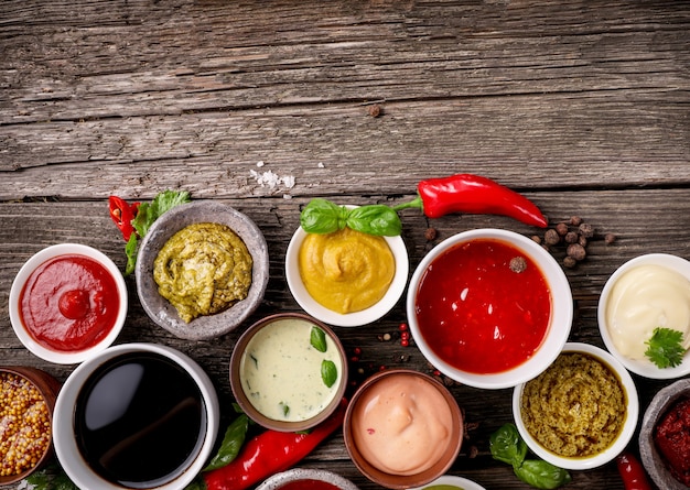 Photo ensemble de sauces dans de petits bols sur bois