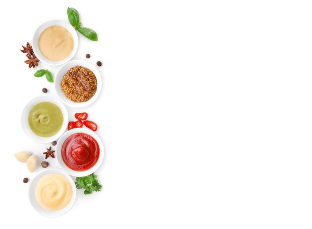 Ensemble de sauces dans de petits bols isolated on white