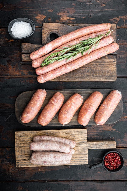 Ensemble De Saucisses Crues, Vue De Dessus, Sur Fond De Bois Foncé Ancien.