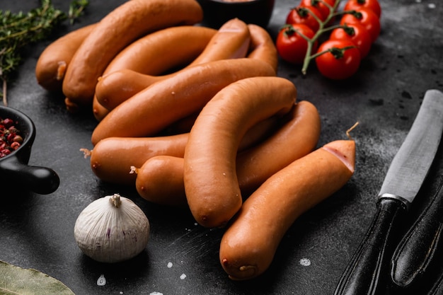 Ensemble de saucisses en rouleau cru, sur fond de table en pierre noire noire